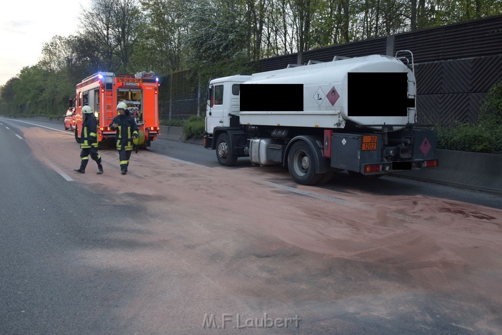 A 4 Rich Olpe vor Rodenkirchener Bruecke Heizoel LKW verliert Heizoel P16.JPG - Miklos Laubert